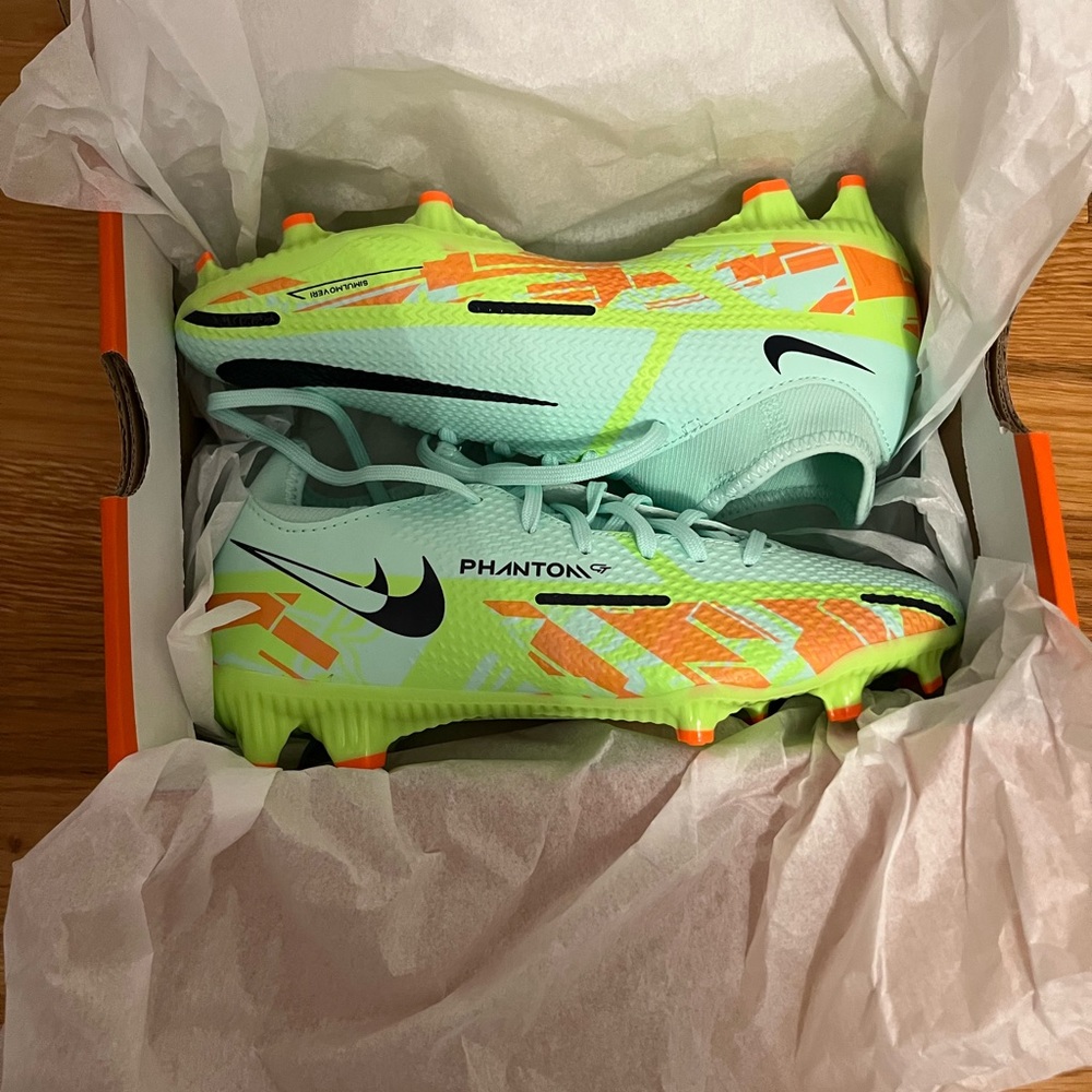 BRAND NEW never been worn, Nike Phantom GT2 Academy FG/MG Soccer Cleat.